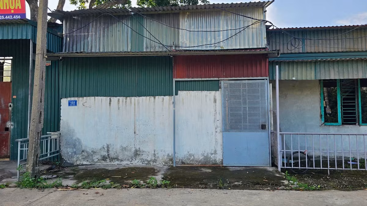 Điều tra cho thấy, Thủy trong thời gian hoãn chấp hành án đã mở quán ăn mang tên Minh Ngọc Quán, ở chân cầu Phú Tảo, đường Kim Sơn, phường Tân Bình, TP Hải Dương (cũ). Thủy tìm, mua các cô gái còn trẻ, đưa về nhà trọ thuê ở địa chỉ số 155 Kim Sơn (cách quán Minh Ngọc Quán khoảng 200m) và môi giới họ đi bán dâm. (Ảnh: Phòng trọ tại số 155 Kim Sơn).