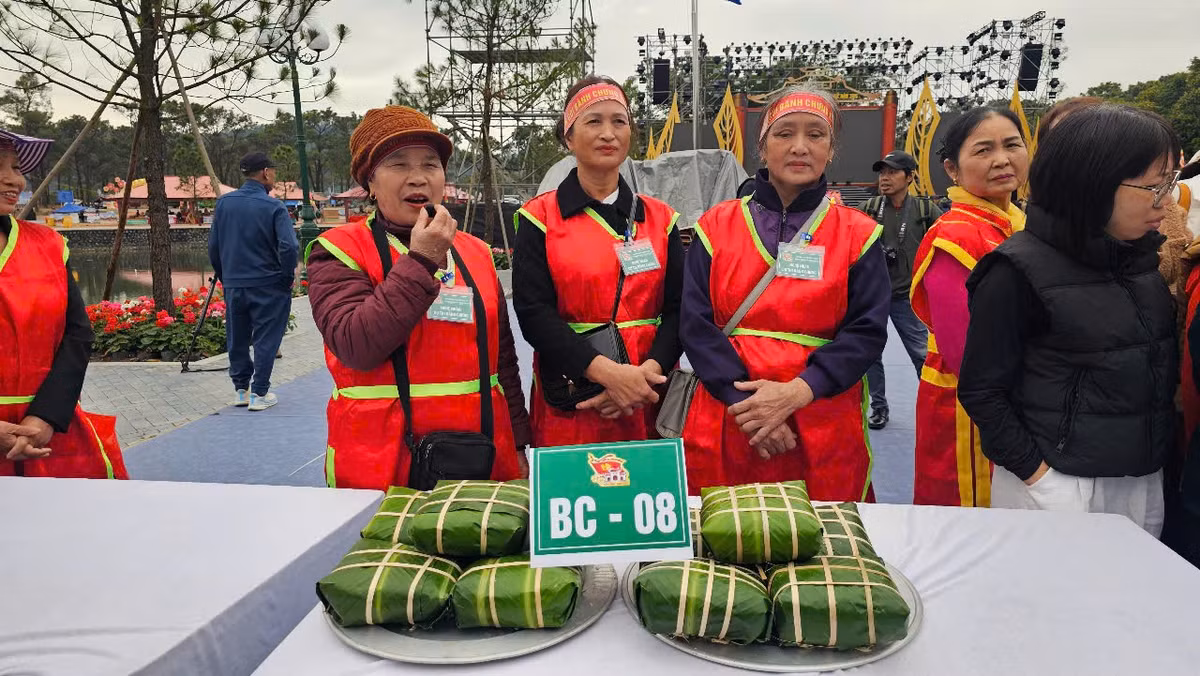 Các nghệ nhân đợi chấm điểm phần thi gói bánh chưng
