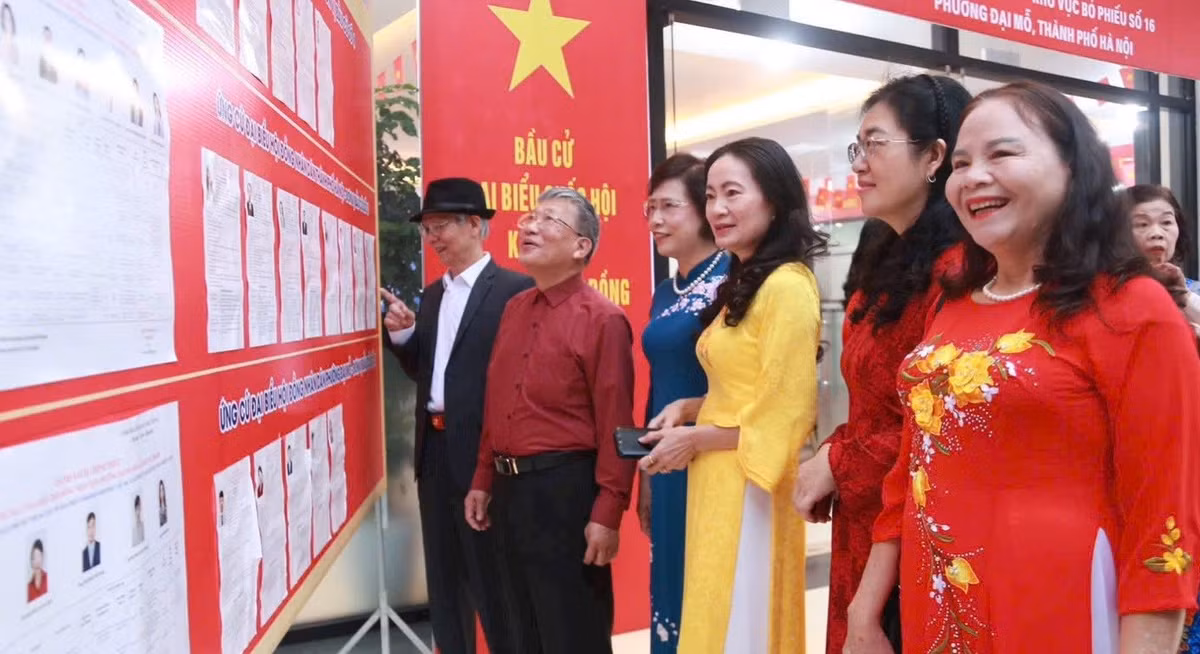 Các cử tri khu vực 16 xem thông tin các ứng cử viên để thực hiện việc bỏ phiếu bầu cử, lựa chọn các đại biểu đủ đức, đủ tài tham gia đại biểu Quốc hội khóa XVI và đại biểu HĐND các cấp nhiệm kỳ 2026 - 2031.