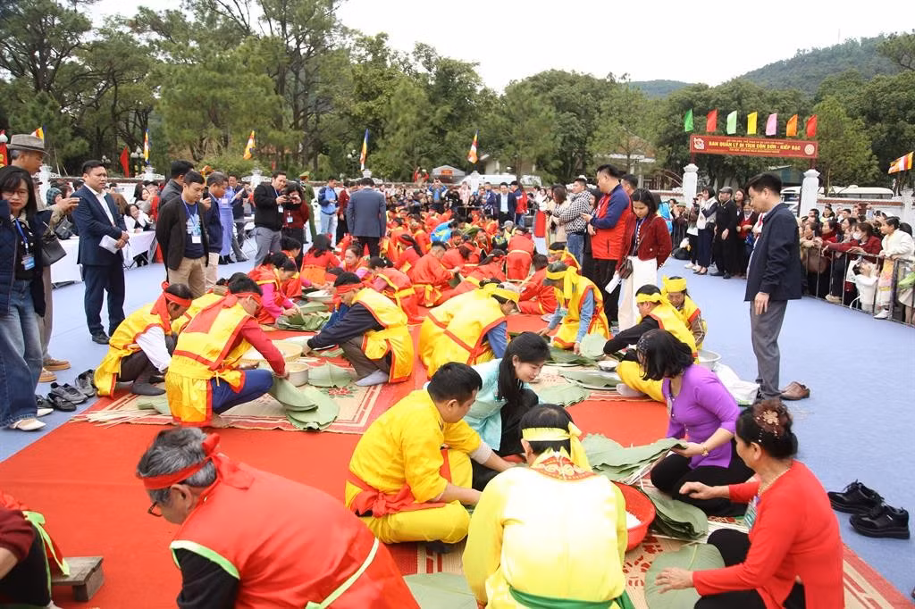 Hội thi Bánh chưng, giầy Lễ hội mùa Xuân Côn Sơn - Kiếp Bạc năm 2026 diễn ra sáng 4/3 thu hút hơn 150 nghệ nhân của các đội đến từ 16 xã, phường trên địa bàn thành phố. Trong đó 15 đội dự thi gói bánh chưng và 6 đội tham dự thi giã bánh giầy.