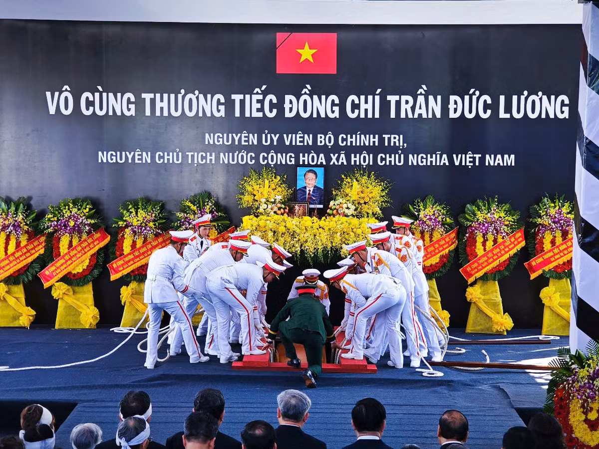 Đội danh dự cử hành lễ hạ huyệt.