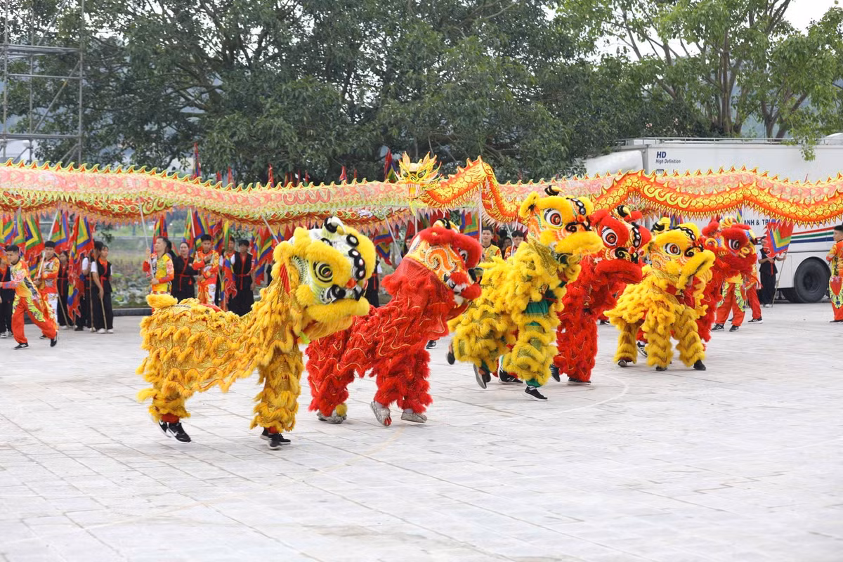 Diễn xướng Hội quân trên sông Lục Đầu là nghi lễ quan trọng, đặc trưng trong lễ hội truyền thống đền Kiếp Bạc, nhằm tưởng nhớ về một thời oanh liệt, về những trận thuỷ chiến diệt giặc Nguyên Mông lừng lẫy, nhắc nhớ cho thế hệ sau này về những chiến công hiển hách của quân dân nhà Trần. Đây là chương trình nghệ thuật đặc sắc, hoành tráng, quy mô lớn.