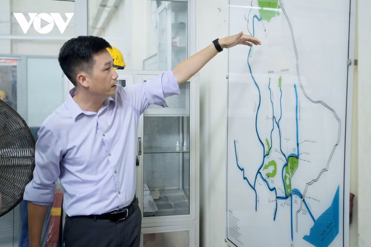 "Chúng tôi thực hiện nghiêm quy định của Sở Xây dựng về mực nước khống chế tại hệ thống kênh dẫn và các hồ điều hòa. Các cửa điều tiết đã được sửa chữa, bảo dưỡng, sẵn sàng vận hành để đưa nước vào hồ và bơm từ Trạm bơm Yên Sở ra sông Hồng", ông Hoàng Chiến Thắng, Giám đốc Xí nghiệp quản lý cụm công trình đầu mối Yên Sở chia sẻ.