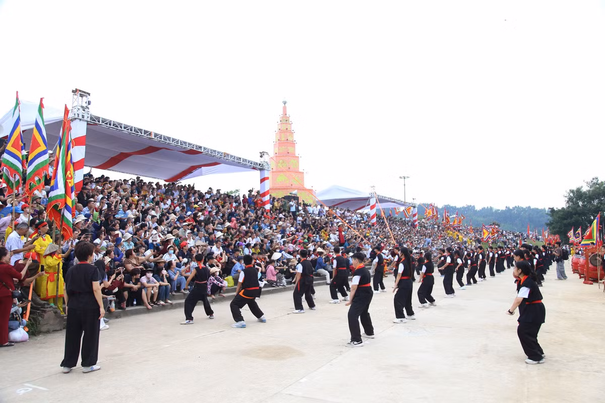 Suốt dải bờ sông, từ Nam Tào đến Bắc Đẩu, cờ phướn rợp trời. 400 võ sinh môn phái Võ Nhất Nam, 100 tiêu binh, các đội lân sư rồng, trống, chiêng, diễn viên không chuyên trong trang phục cổ truyền nhiều màu sắc.