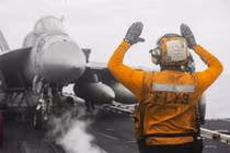 Tên lửa Iran dọa tàu sân bay Mỹ chạy khỏi eo biển Hormuz