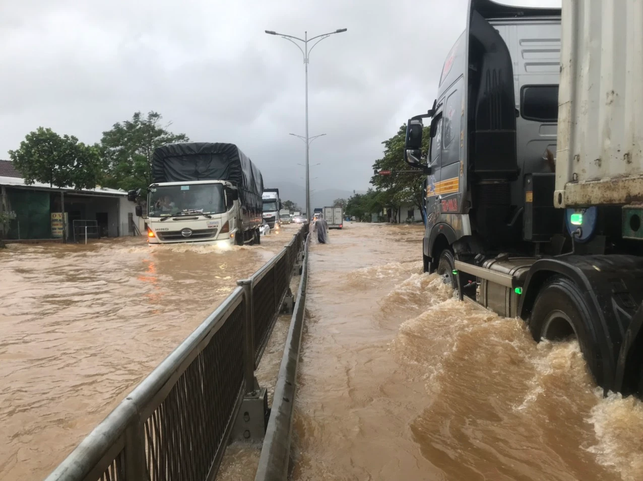 Thừa Thiên- Huế: Mưa lũ khiến 1 người mất tích, QL 1A bị ngập sâu
