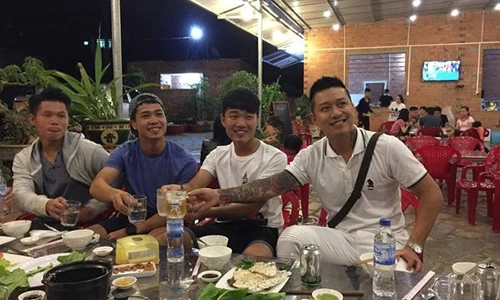 Ca sĩ Tuấn Hưng rủ Công Phượng đi “nhậu“