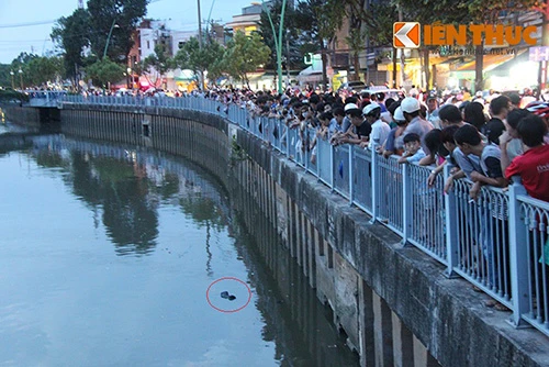 TP HCM: Tắc đường vì hàng nghìn người xem xác chết trôi 
