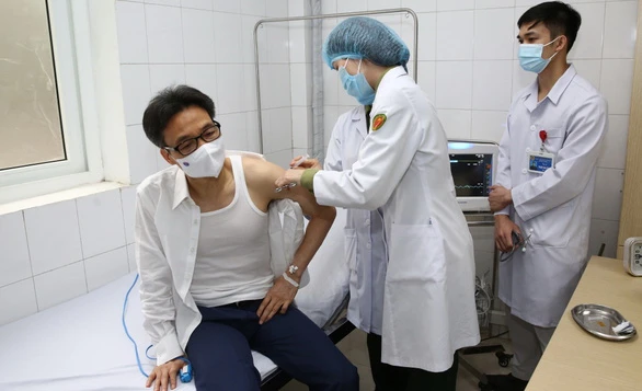 Hình ảnh Phó Thủ tướng Vũ Đức Đam tiêm thử nghiệm vắc-xin phòng COVID-19