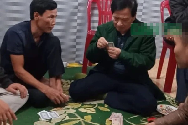 Điểm danh loạt quan chức “bay ghế” vì bị bắt trên chiếu bạc