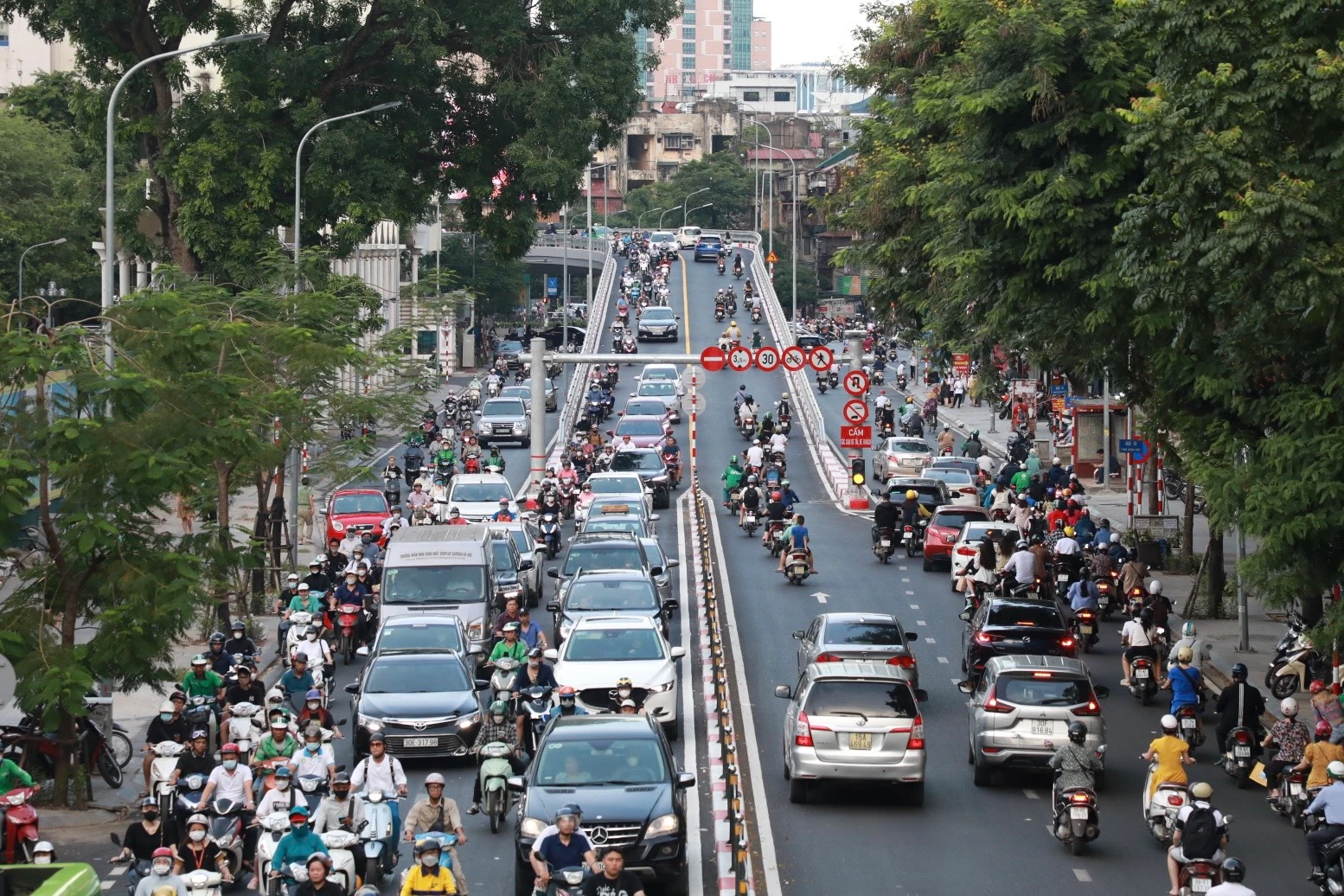  Hà Nội: Cận cảnh giao thông tại cầu vượt chữ C vào giờ cao điểm