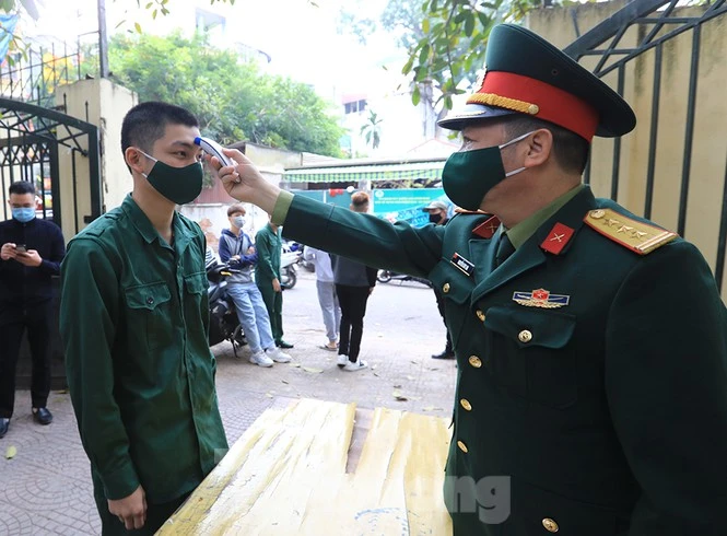 Hàng trăm tân binh Thủ đô lấy mẫu xét nghiệm SARS-CoV-2