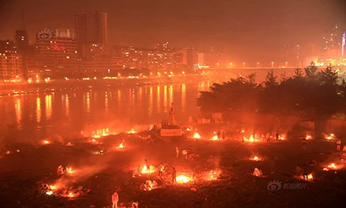 Tứ Xuyên chìm trong khói bụi vì dân đốt lửa tháng cô hồn