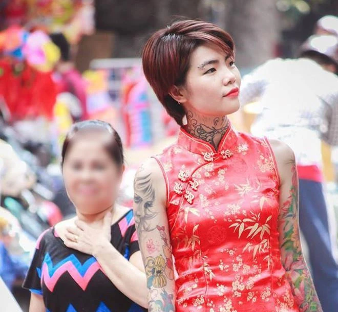 Cô gái xăm kín thân, bị người khác bĩu môi trên phố giờ ra sao?
