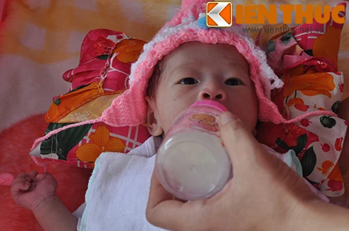 Ngắm bé văng khỏi bụng mẹ trong tai nạn nghịch ngợm, đáng yêu