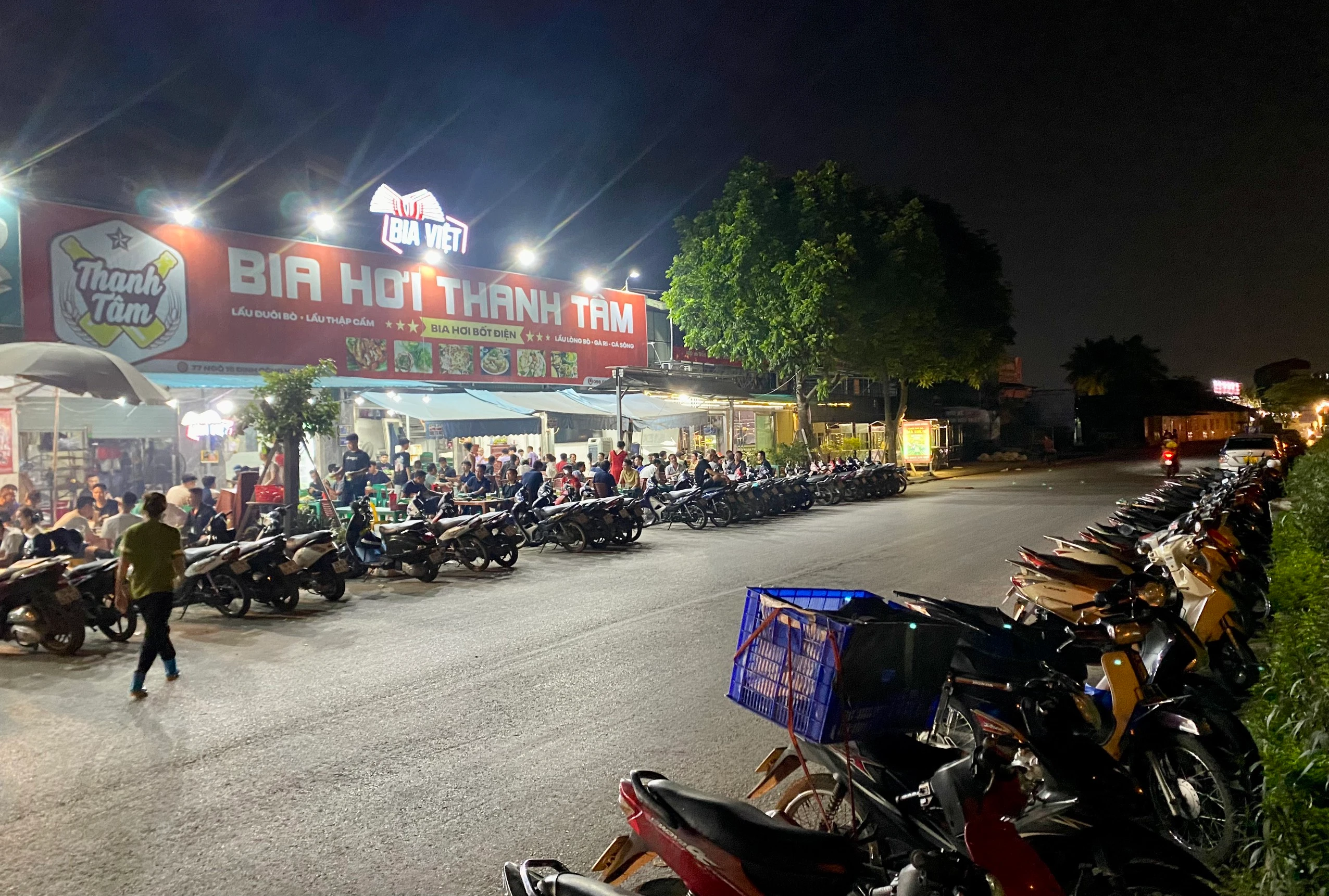 Hà Nội: Vỉa hè phường Định Công bị chiếm dụng cả ngày lẫn đêm