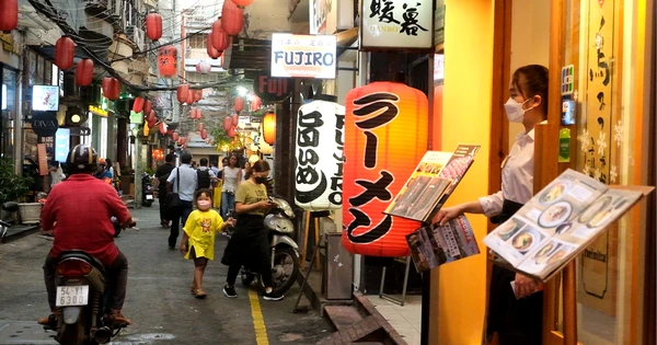 Phố Nhật, phố Hàn ở TPHCM ngóng khách