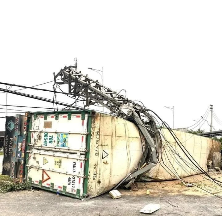 Hiện trường xe container lao vào nhà dân, đâm gãy cột điện cao thế