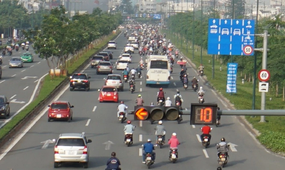 Thả xe máy vào làn ô tô, đường nội đô đẹp nhất Sài Gòn 'vỡ tổ'