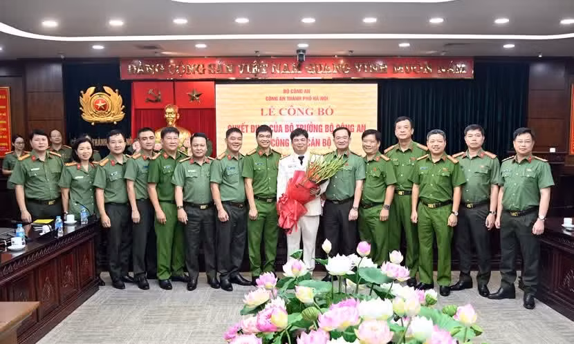 Chỉ huy các phòng nghiệp vụ CATP tặng hoa chúc mừng Đại tá Trần Văn Quang