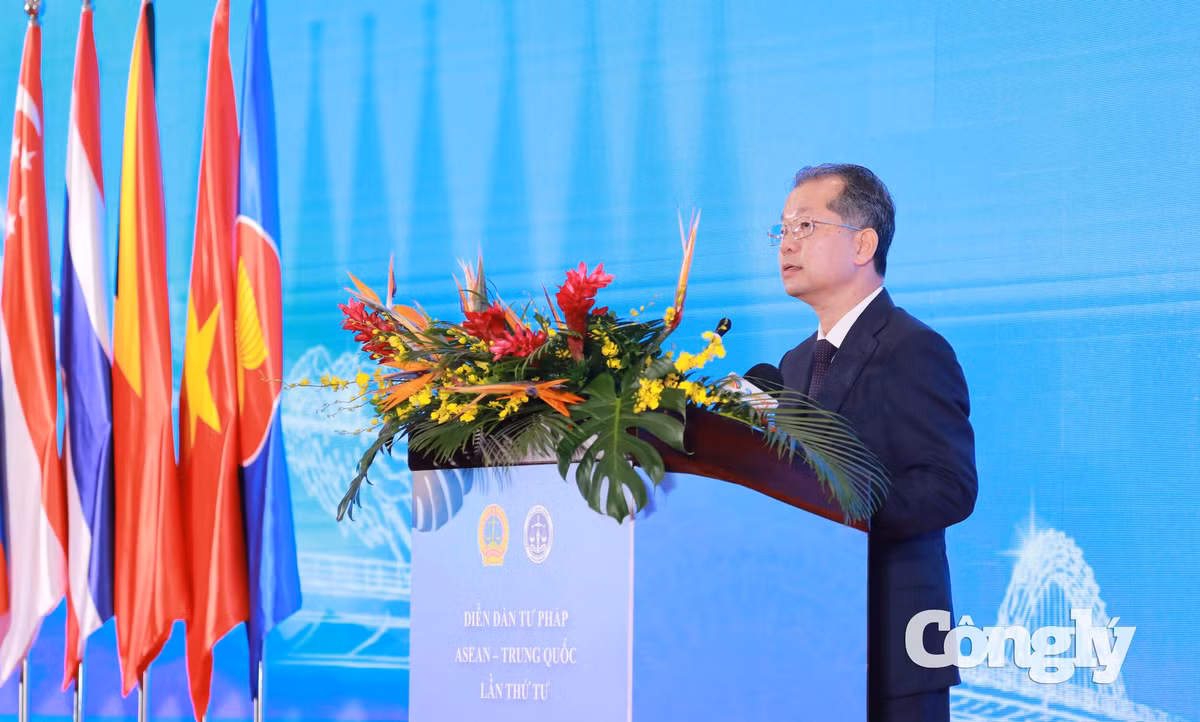 Chánh án TANDTC Việt Nam Nguyễn Văn Quảng phát biểu khai mạc Diễn đàn.