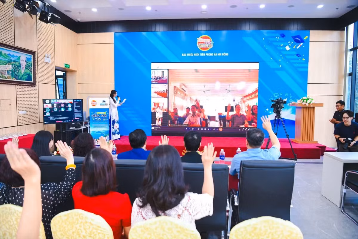 Chương trình được tổ chức theo hình thức trực tiếp kết hợp trực tuyến đến các điểm cầu.