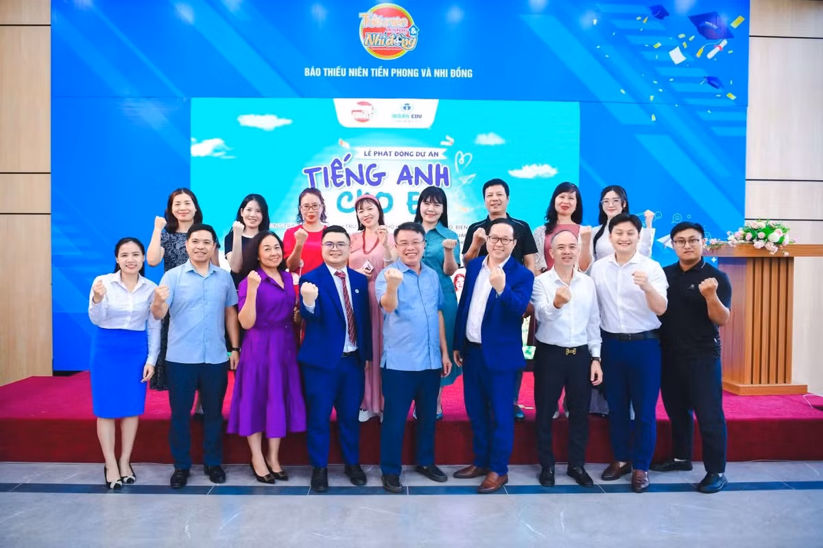 Các đại biểu chụp ảnh lưu niệm tại lễ phát động.