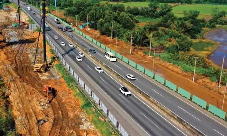 Việc chuẩn hóa, công khai quy trình chỉ định thầu qua mạng là cần thiết để lựa chọn được nhà thầu đủ năng lực, bảo đảm chất lượng, tiến độ triển khai các gói thầu quy mô lớn. Ảnh: Song Lê