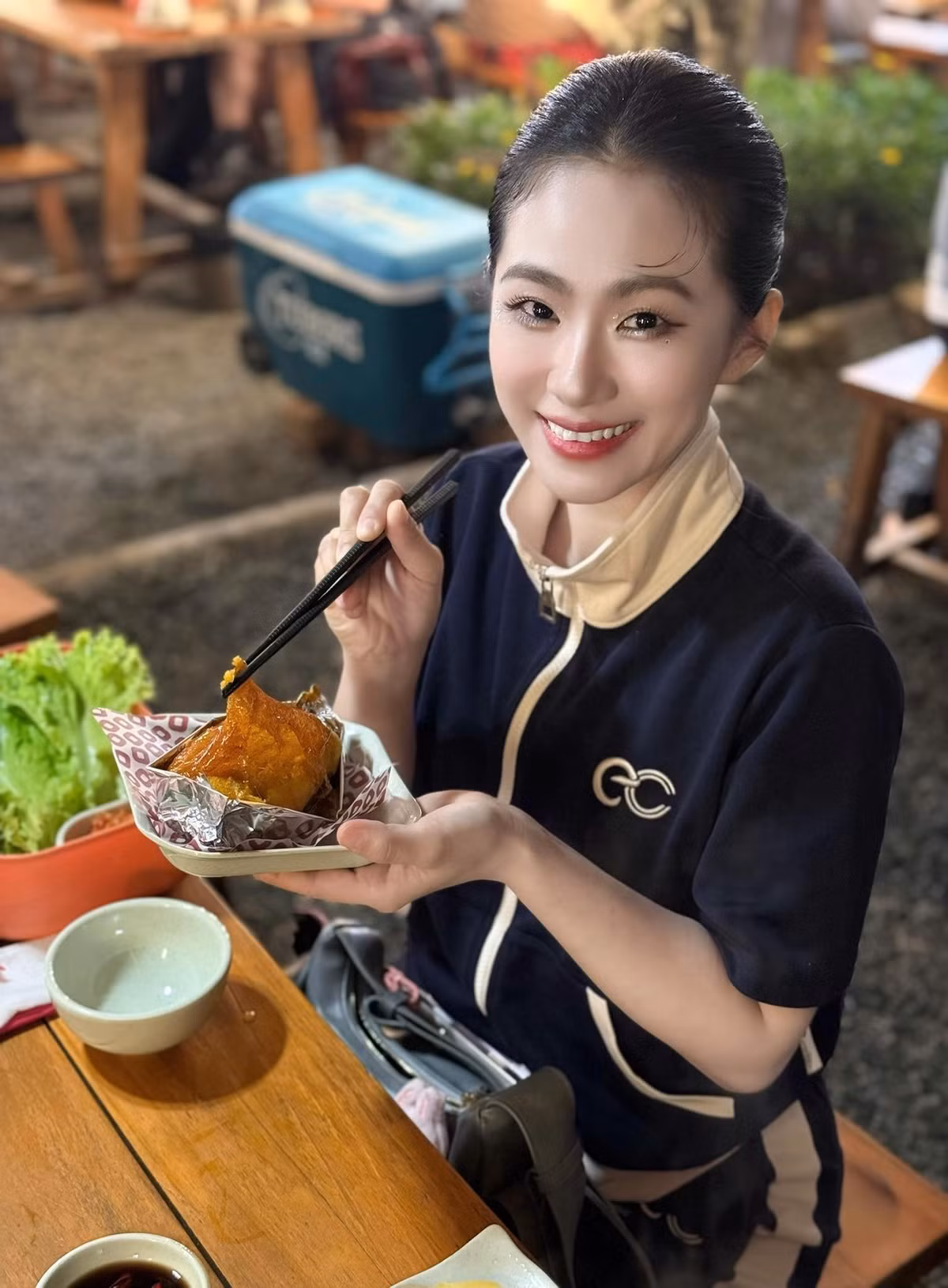 Ngay dưới các bài đăng, nhiều khán giả để lại bình luận khen ngợi nhan sắc “trẻ mãi không già”, “bị thời gian bỏ quên” của giọng ca Dằm trong tim. Trong đó, làn da căng bóng, mịn màng không tì vết của cô là điều khiến nhiều người trầm trồ nhất.