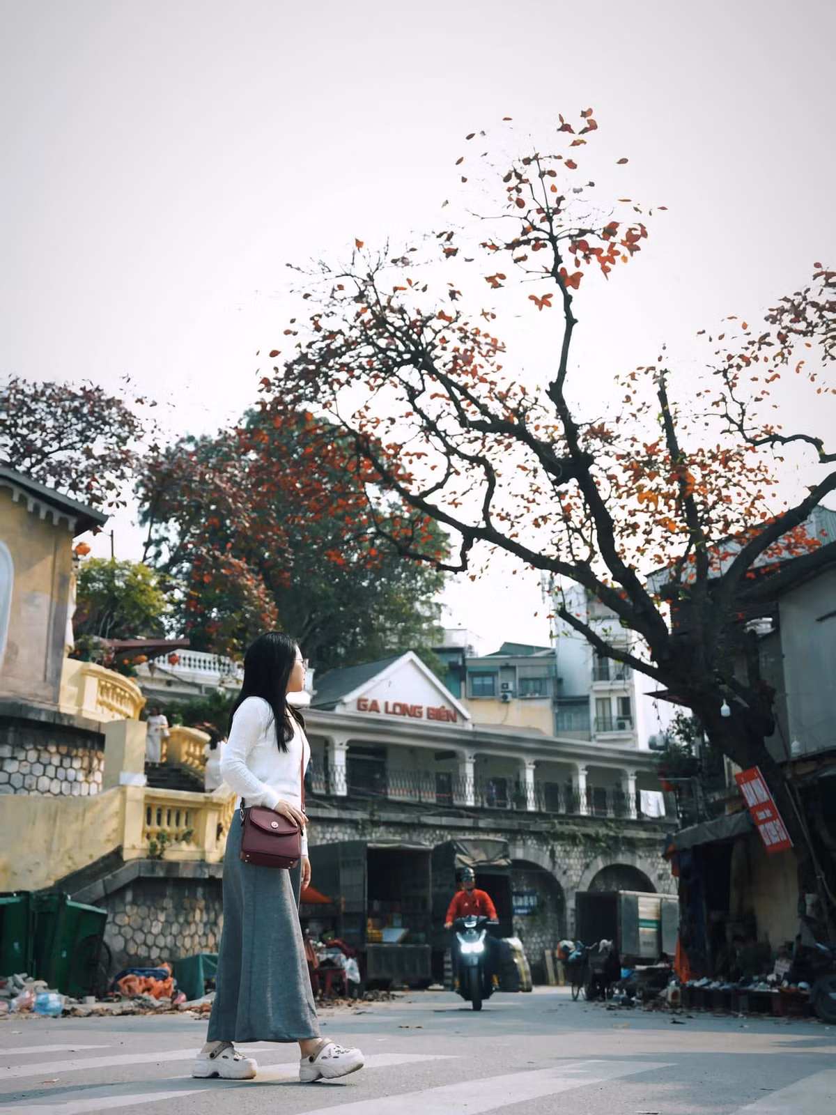 Khu phố cổ Hà Nội là lựa chọn lý tưởng dành cho những ai yêu vẻ đẹp xưa cũ. Những con phố nhỏ, những ngôi nhà mang dấu vết thời gian cùng nhịp sống bình dị tạo nên một không gian rất riêng. Dạo phố cổ vào những ngày thu se lạnh, thong thả ngắm phố phường và thưởng thức món ăn đường phố cũng là một trải nghiệm khó quên.