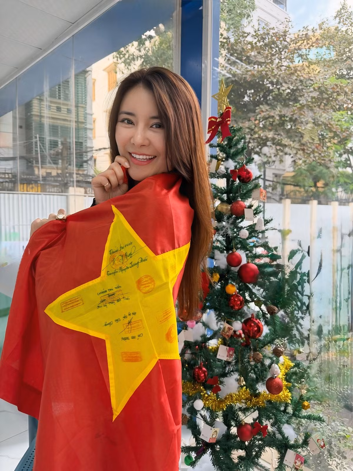 Trên trang cá nhân, "nữ diễn viên ác nhất màn ảnh" chăm chỉ đăng tải những khung hình đời thường khoe trọn góc nghiêng thần thánh và gương mặt thon gọn.