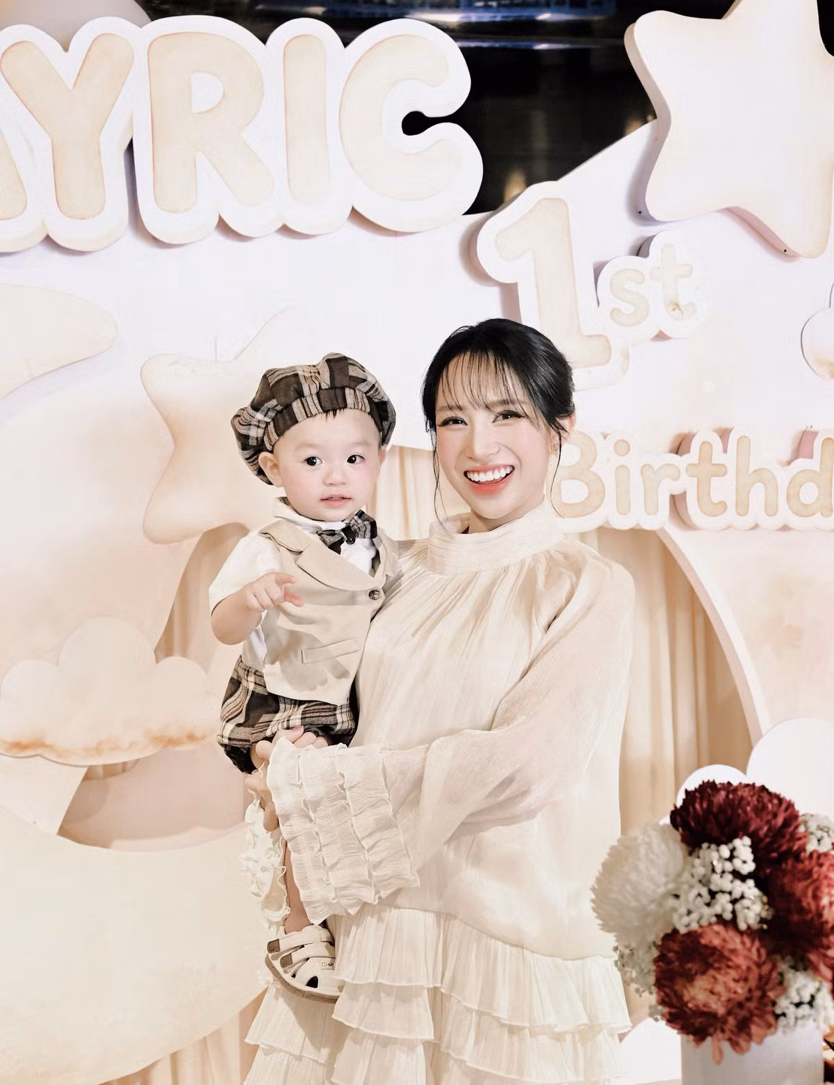 Trước đó, Joyce Phạm và ông xã Tâm Nguyễn lần lượt chào đón các con Jayden vào tháng 3/2020, Jayla sau đó hai năm, Jayson vào cuối tháng 6/2024 và Jayric. Việc chuẩn bị đón thêm thành viên mới khiến nhiều người không khỏi bất ngờ trước gia đình đông con của cặp đôi Gen Z. Ảnh: FB Phạm Trần Nguyễn Minh Phạm
