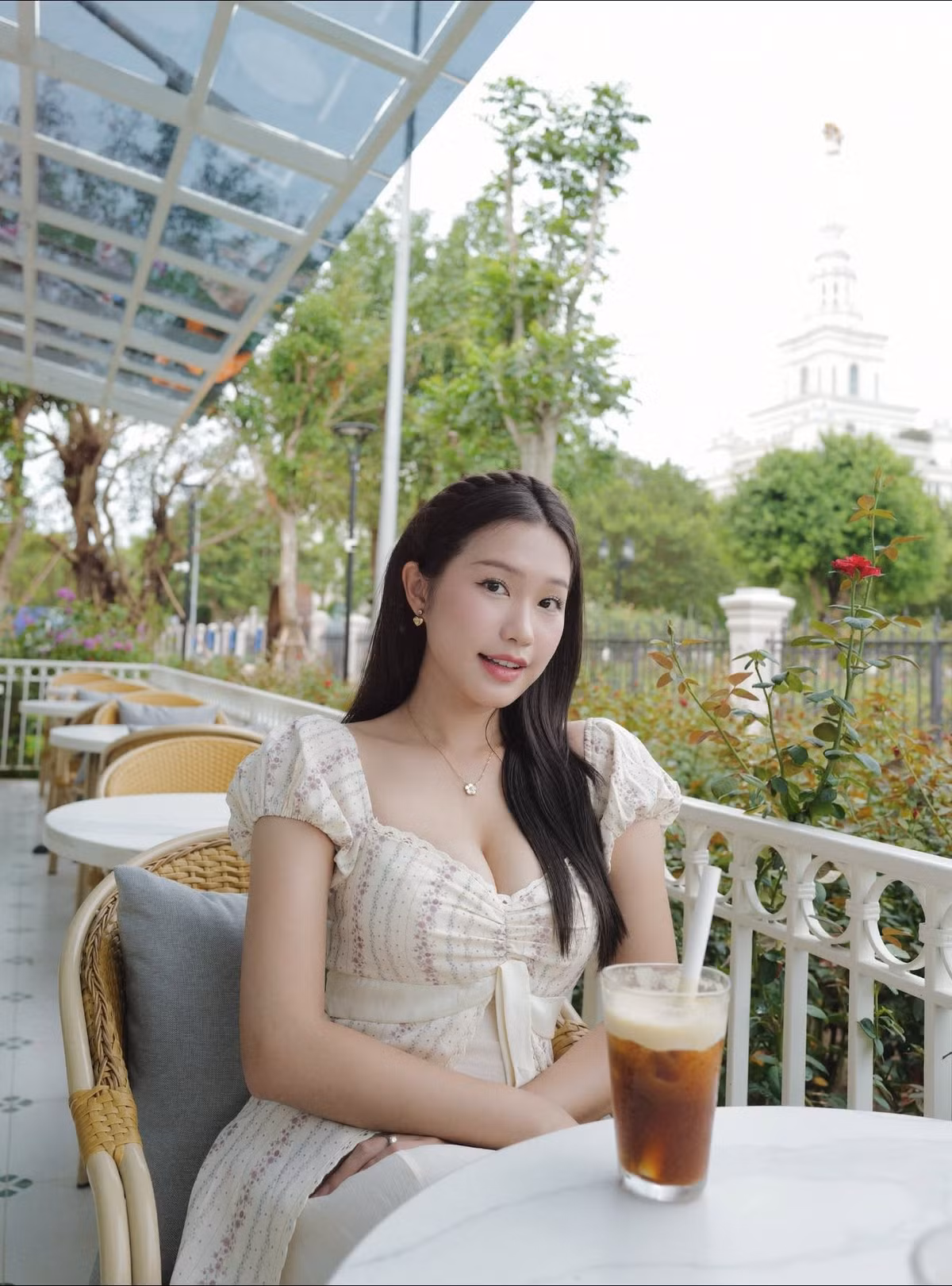 Không chỉ gây ấn tượng bởi ngoại hình, Doãn Hải My còn sở hữu thành tích học tập đáng nể. Cô từng có 12 năm liền đạt danh hiệu học sinh giỏi, đồng thời là thủ khoa môn Văn trong ba năm cấp THPT. Ảnh: FB Doan Hai My