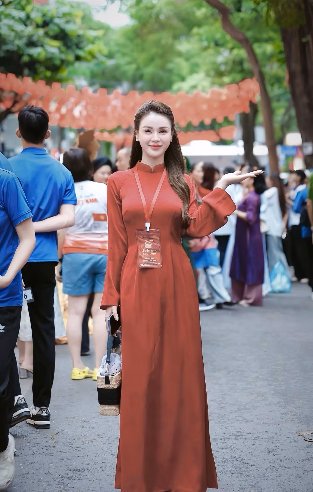Diễn viên Lương Thu Trang khoe sắc với áo dài đỏ khi tham gia diễu hành. Ảnh: FB Lương Thu Trang