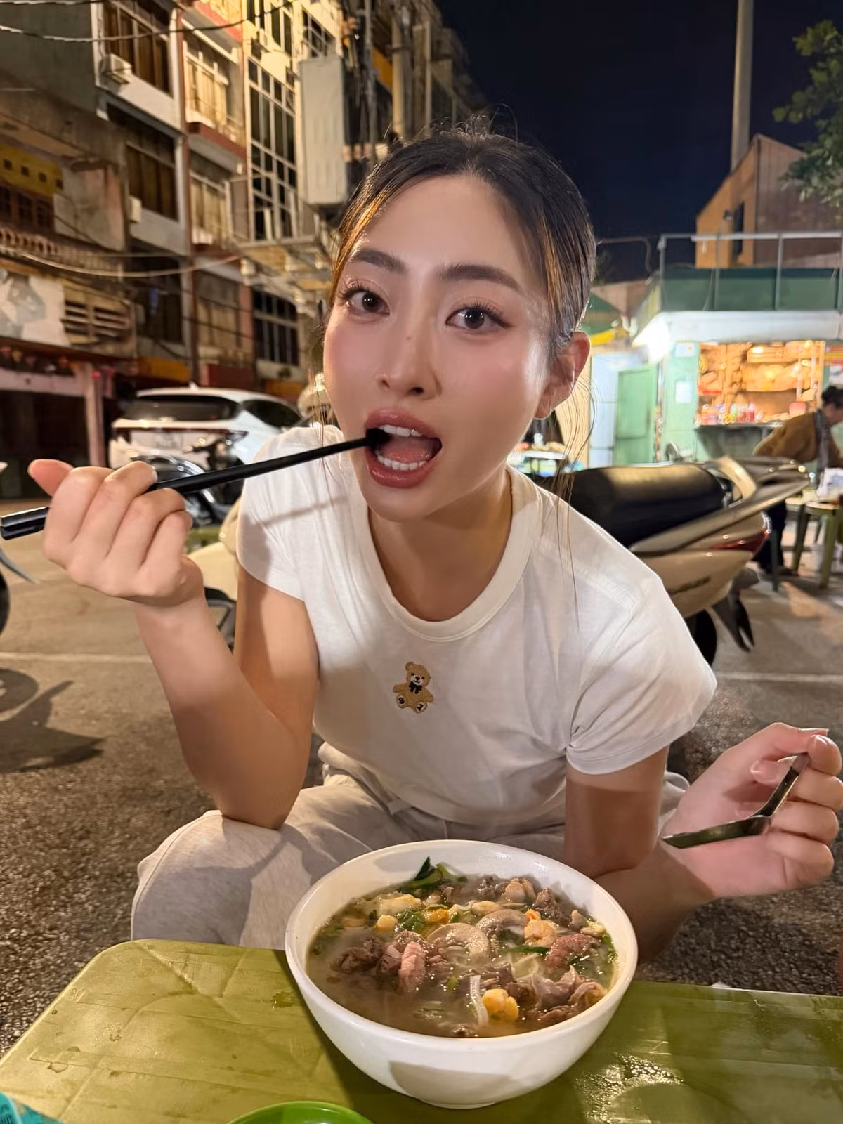 Tin tức sao Việt 17/11: Lương Thùy Linh tranh thủ nếm thử món phở bò tim cật, trứng non nổi tiếng Hạ Long khi đến đây. Ảnh: FB Lương Thùy Linh