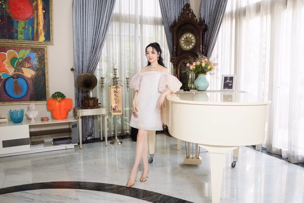 Vốn là người yêu cái đẹp, Giáng My dành nhiều công sức chăm chút cho từng không gian tại biệt thự. Cô ưa chuộng nội thất sang trọng theo phong cách châu Âu, bày trí nhiều đồ cổ đắt tiền.