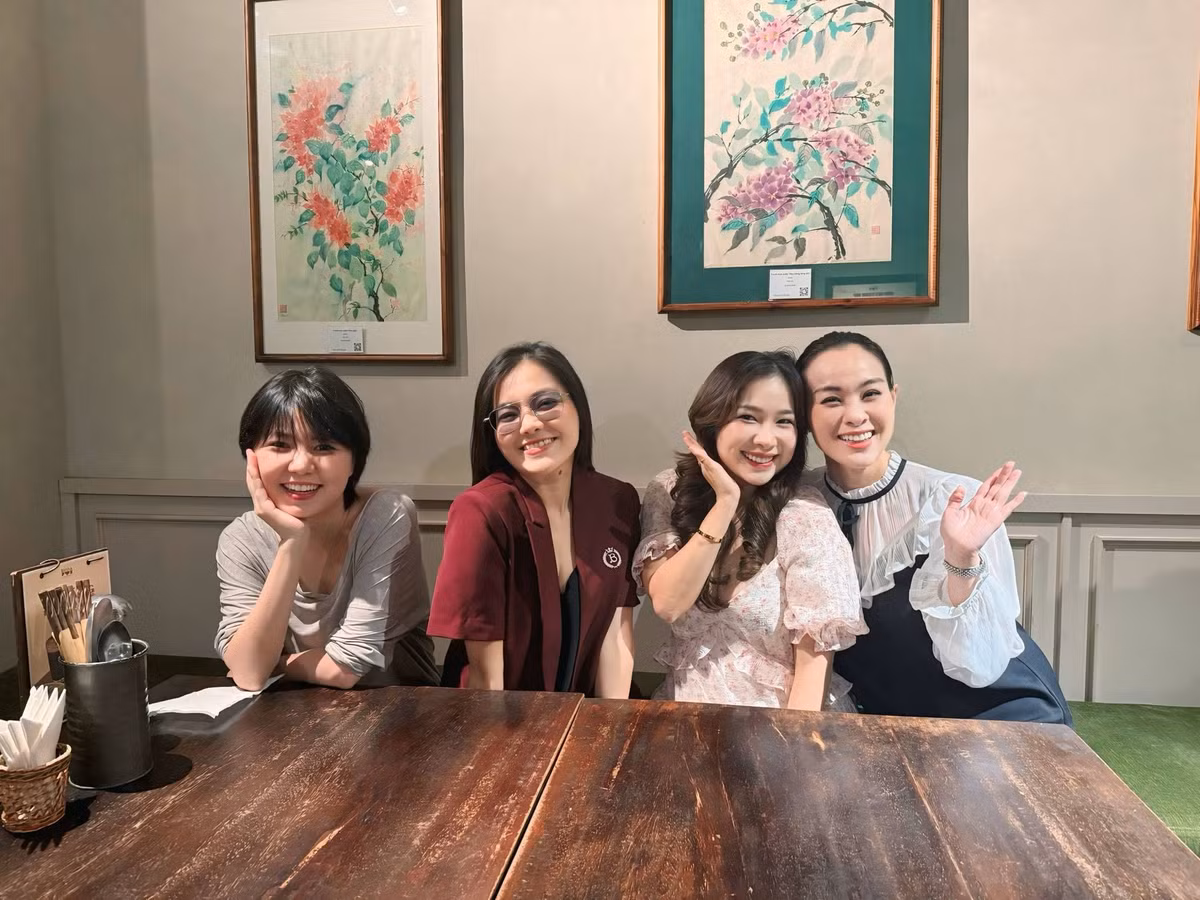 Nhóm Mắt Ngọc hội ngộ. Ảnh: FB Duy-uyen Nguyen