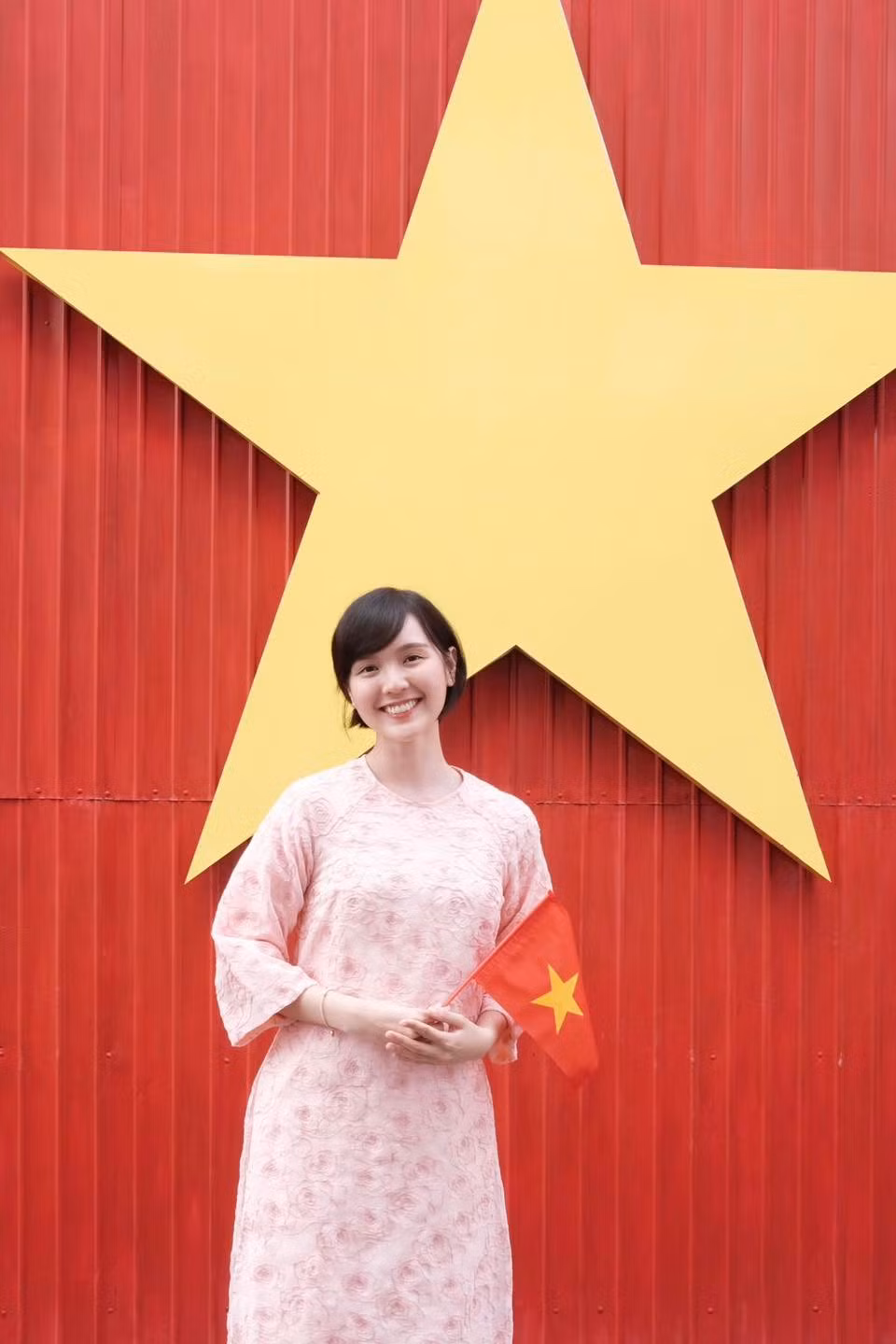 Hải Tú duyên dáng với áo dài màu hồng. Ảnh: FB Hải Tú