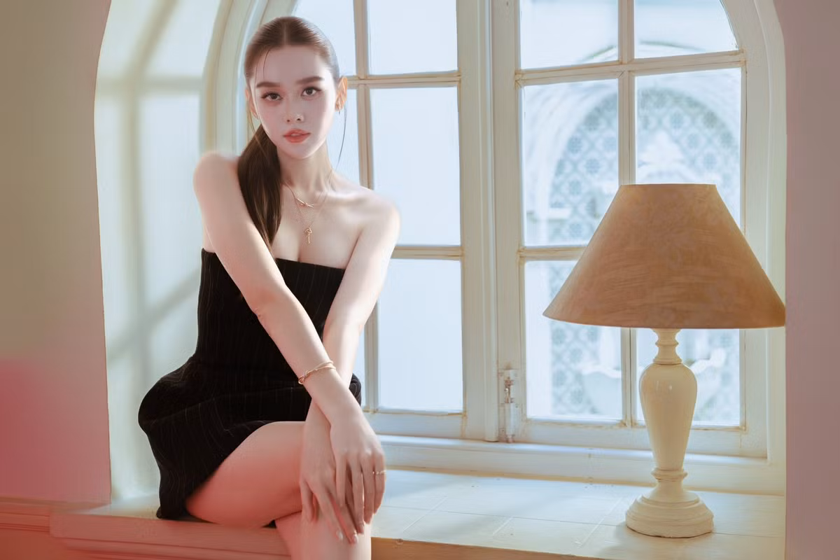 Nhờ nhan sắc thanh khiết cùng phong thái nhẹ nhàng, Á hậu Tường San từng được người hâm mộ ưu ái gọi bằng những danh xưng mỹ miều như “thần tiên tỷ tỷ”, “tiên tử”.