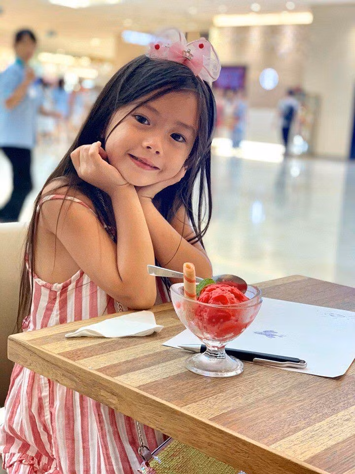 Ở tuổi 11, cô bé gây ấn tượng bởi vóc dáng cao ráo, gương mặt thanh thoát và thần thái nhẹ nhàng, dễ mến.