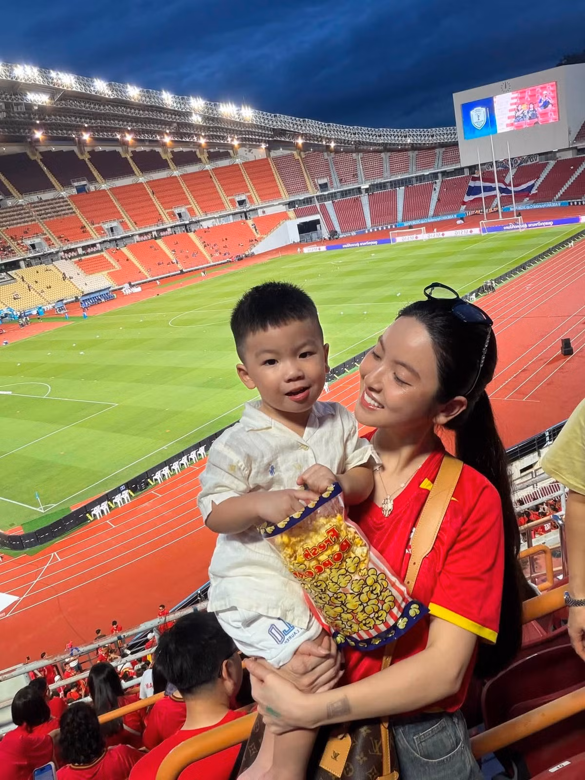 Trong trận chung kết lượt đi ASEAN Cup 2026 diễn ra ngày 22/8 tại sân Rajamangala, Chu Thanh Huyền cùng gia đình có mặt trên khán đài để cổ vũ Quang Hải và đội tuyển Việt Nam. Sự xuất hiện của bà xã nam cầu thủ nhanh chóng thu hút sự quan tâm từ cộng đồng mạng Việt Nam lẫn Thái Lan. Trận đấu kết thúc với chiến thắng 2-0 dành cho đội tuyển Việt Nam, trong đó Quang Hải là người ghi bàn thắng thứ hai. Ảnh: FB Chu Thanh Huyền
