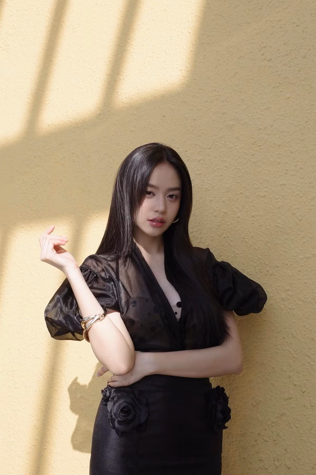 Hoa hậu Thanh Thuỷ diện trang phục màu đen đi phỏng vấn thí sinh Miss International Malaysia. Ảnh: FB Huỳnh Thị Thanh Thủy