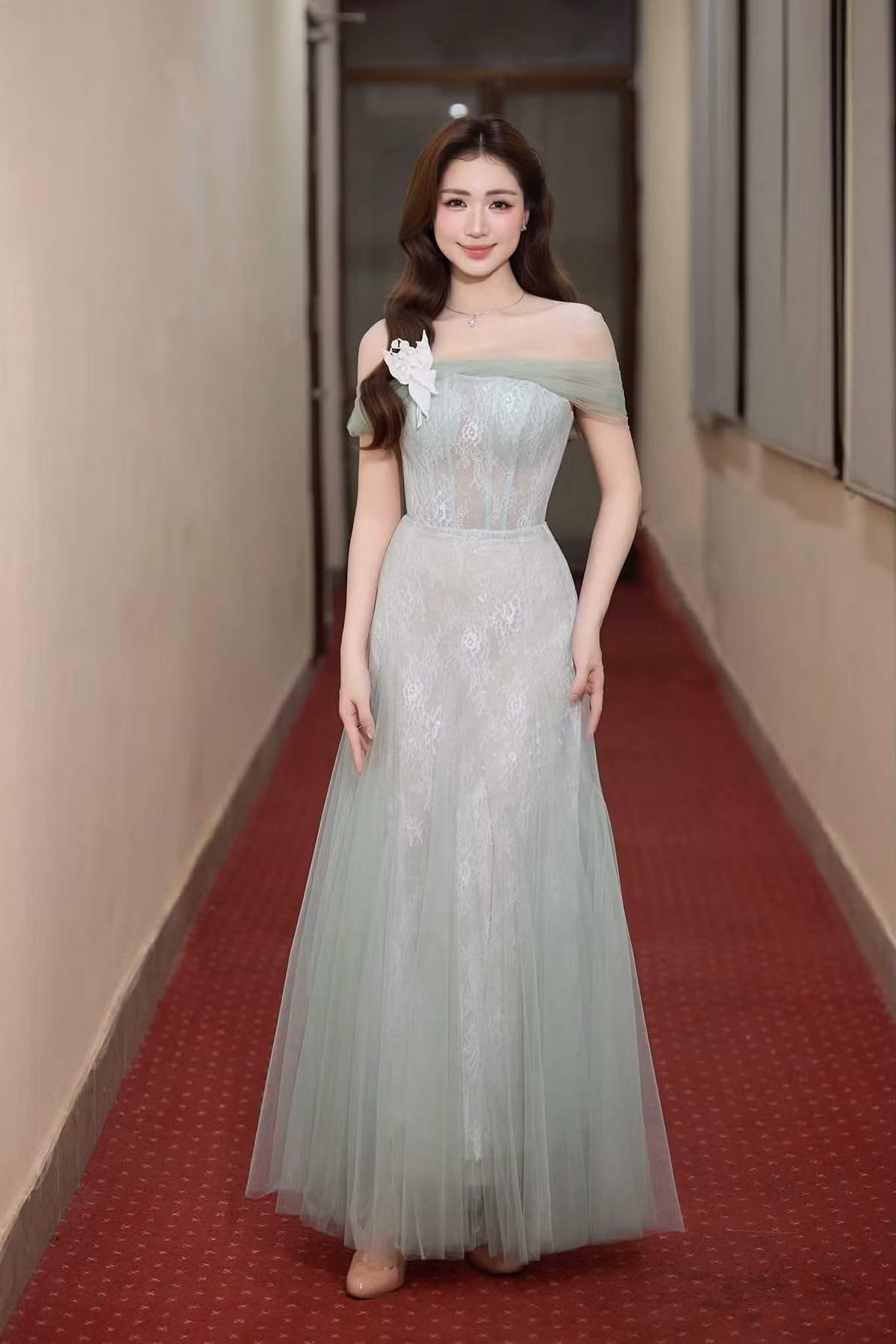 Ở tuổi 31, Hòa Minzy được nhận xét ngày càng trẻ trung và rạng rỡ. So với những năm đầu hoạt động nghệ thuật, diện mạo hiện tại của nữ ca sĩ có nhiều thay đổi, từ vóc dáng, cách lựa chọn trang phục đến thần thái trước ống kính. Ảnh: FB Hoà Minzy