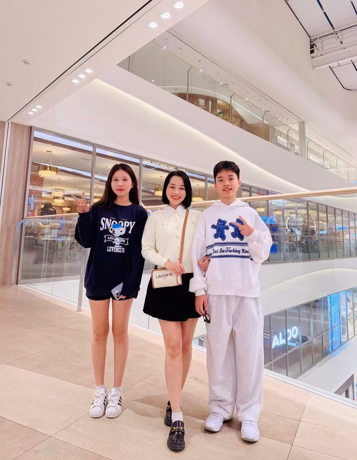 Minh Hương 'Nhật ký Vàng Anh' khoe hai con cao hơn mẹ. Ảnh: FB Le Minh Huong