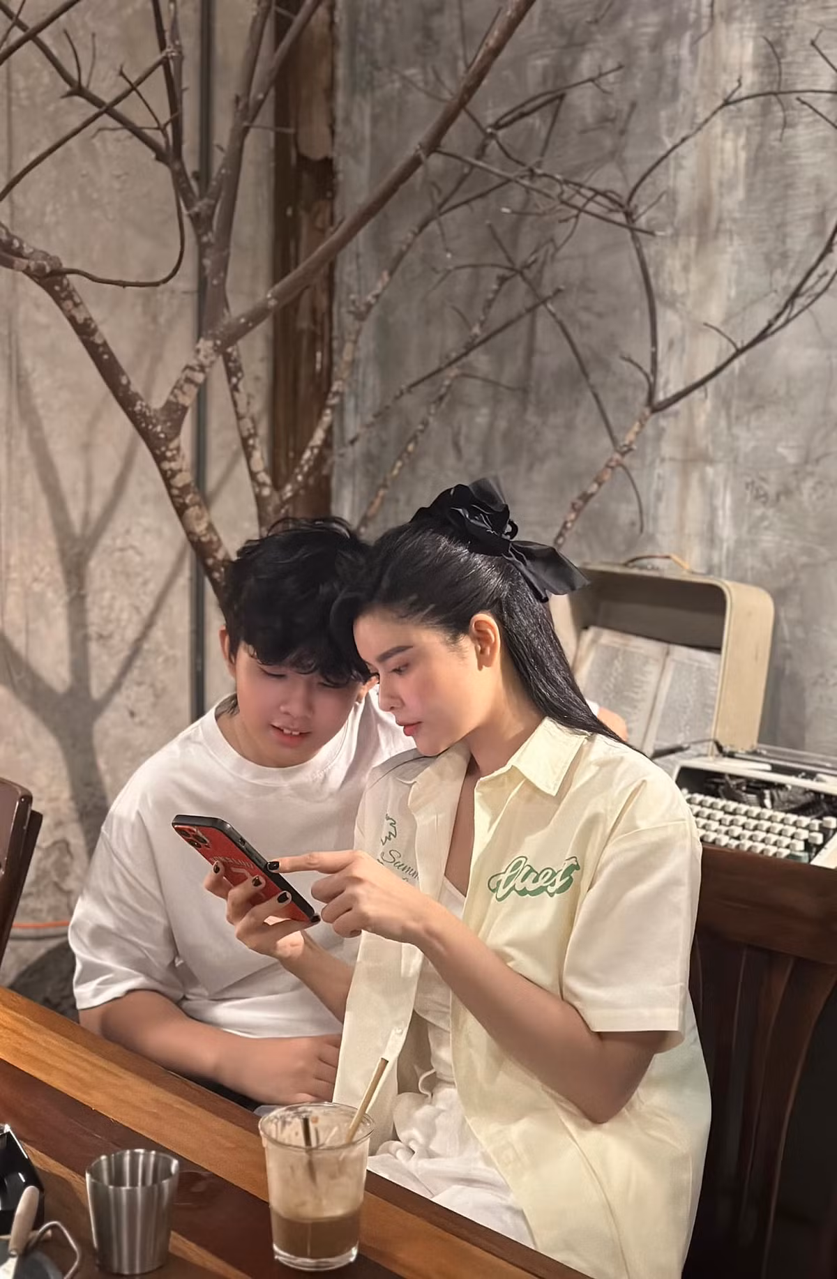 Hiện tại, Sushi đang theo học tại một trường quốc tế ở TP.HCM. Cậu được mô tả là một người sống tình cảm, hòa đồng.