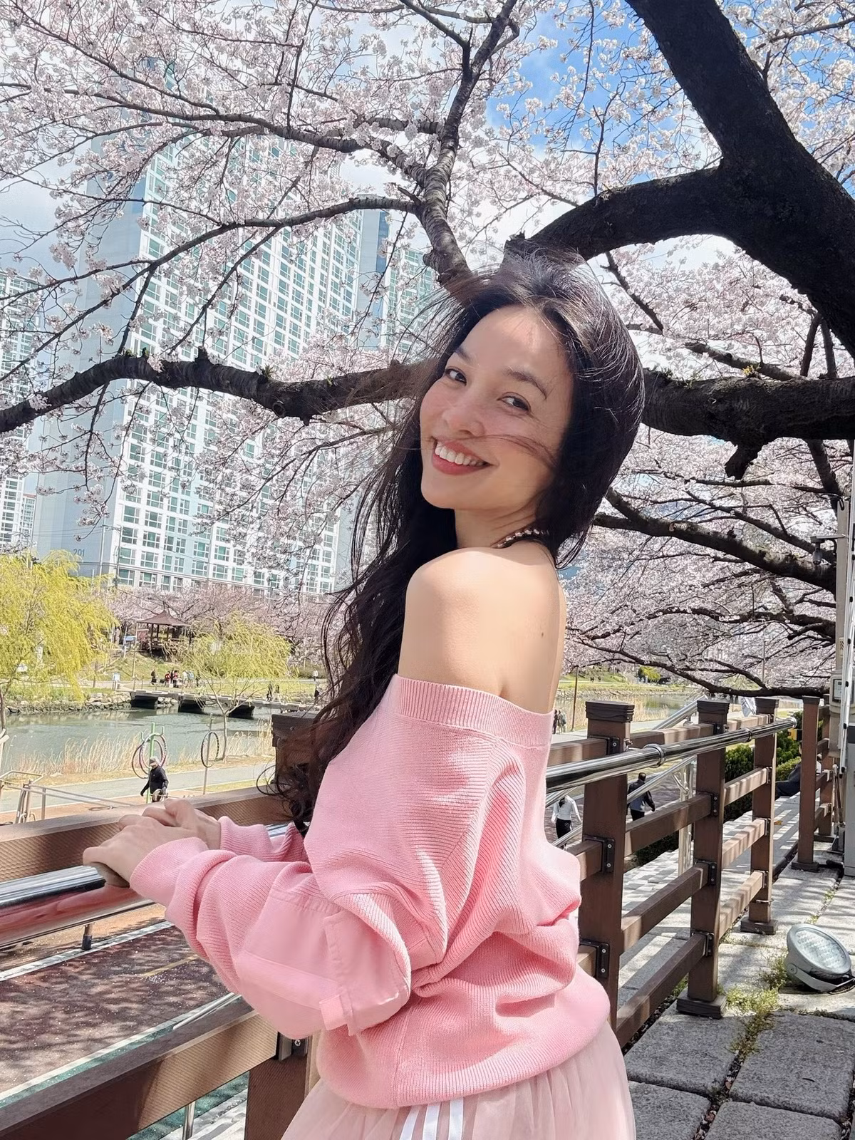 Trong đời thường, nữ ca sĩ thường phối quần jeans cùng áo hai dây hoặc sơ mi thời thượng, tạo hình ảnh hiện đại nhưng vẫn nữ tính. Phong cách này giúp cô nhiều lần được khán giả khen ngợi vì khả năng “hack tuổi” ấn tượng.