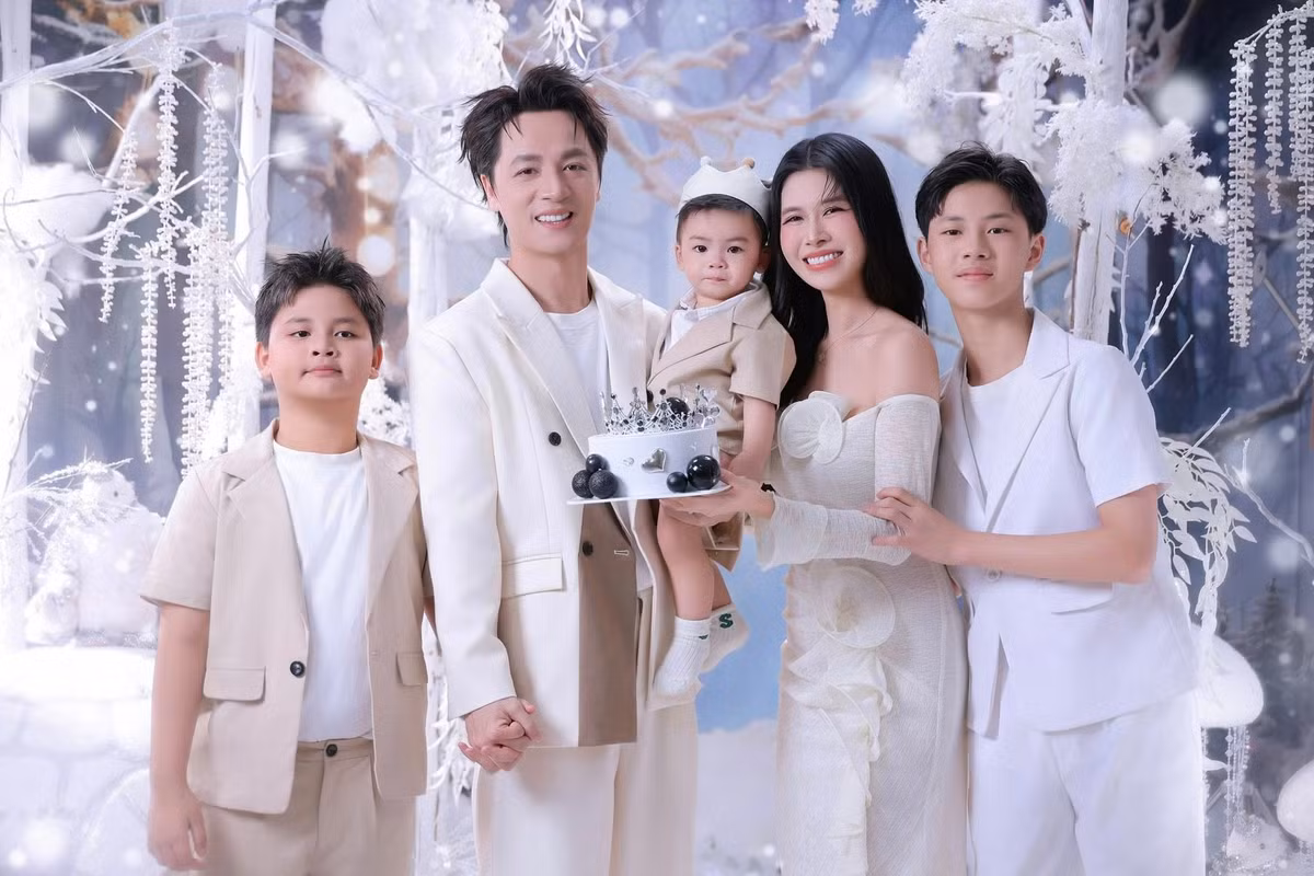 Gia đình ca sĩ Đăng Khôi thực hiện bộ ảnh chúc mừng sinh nhật con trai út - bé Kai tròn 1 tuổi. Ảnh: FB Dang Khoi Nguyen