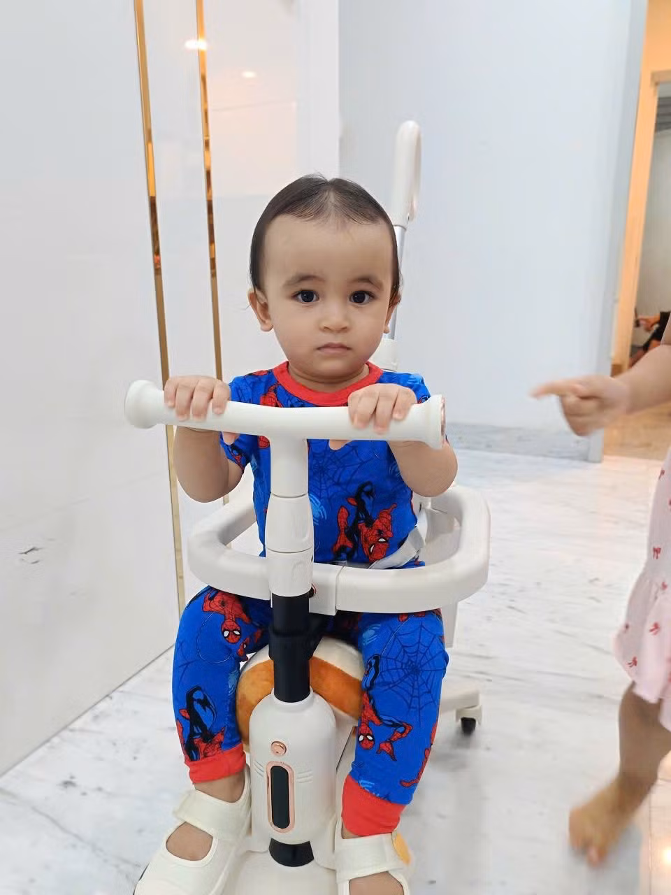Võ Hạ Trâm chia sẻ hình ảnh hài hước của con trai Milo khi diện trang phục người nhện dịp Trung thu. Ảnh: FB Võ Hạ Trâm