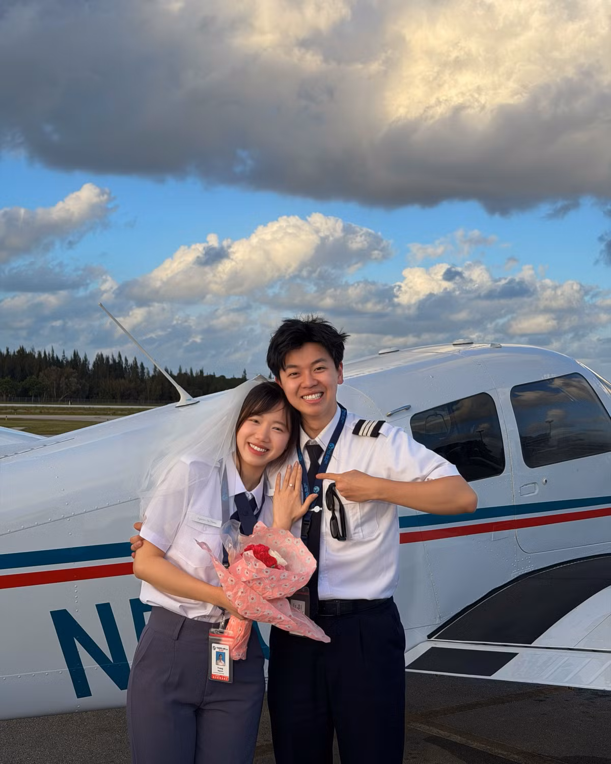 Đáng chú ý nhất là khoảnh khắc Meichan diện trang phục phi công, đội khăn voan và đứng cạnh Hà Còi bên máy bay. Chiếc nhẫn trên tay cô càng khiến loạt ảnh mang rõ không khí của một màn báo tin vui.