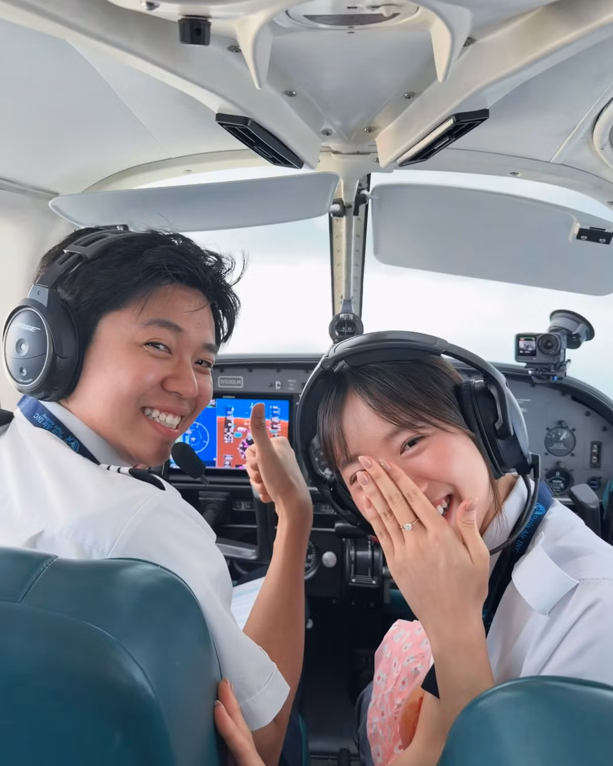Meichan khoe chiếc nhẫn trên tay khi chụp ảnh cùng Hà Còi trong buồng lái, nhanh chóng khiến thông tin cả hai chuẩn bị kết hôn nhận được sự chú ý. IG: Hacoi1711